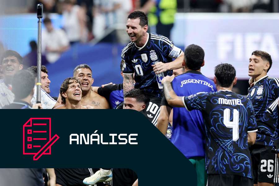 Lionel Messi, da Argentina, celebra com Enzo Fernandez e colegas de equipa após o jogo, com a Argentina a garantir a qualificação para a final do Mund Lionel Messi, da Argentina, celebra com Enzo Fernandez e colegas de equipa após o jogo, com a Argentina a garantir a qualificação para a final do Mund