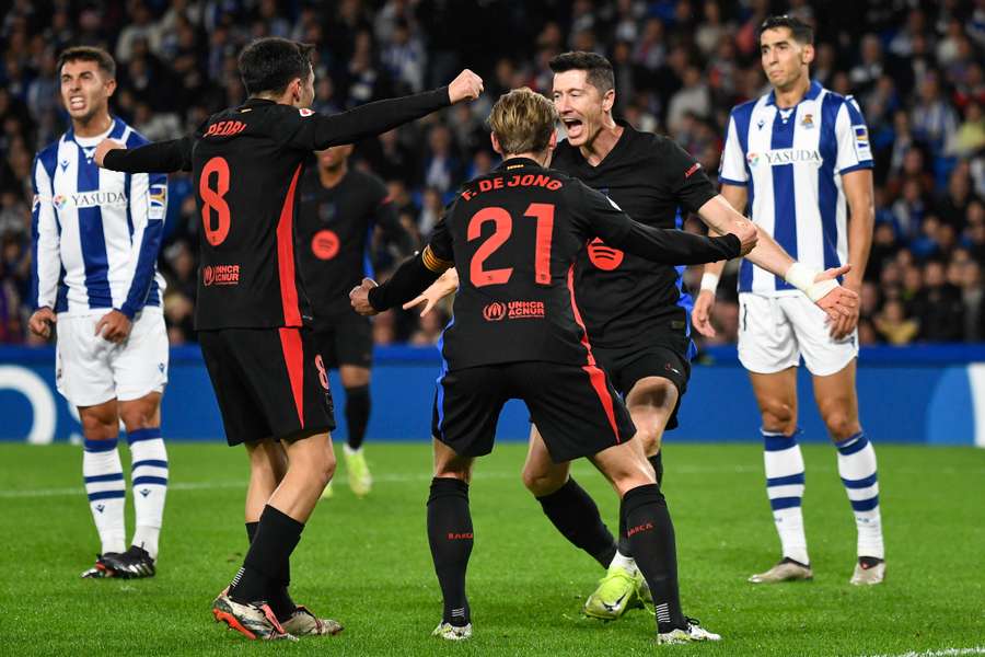 Jugadores del Barça celebran un gol que fue anulado.