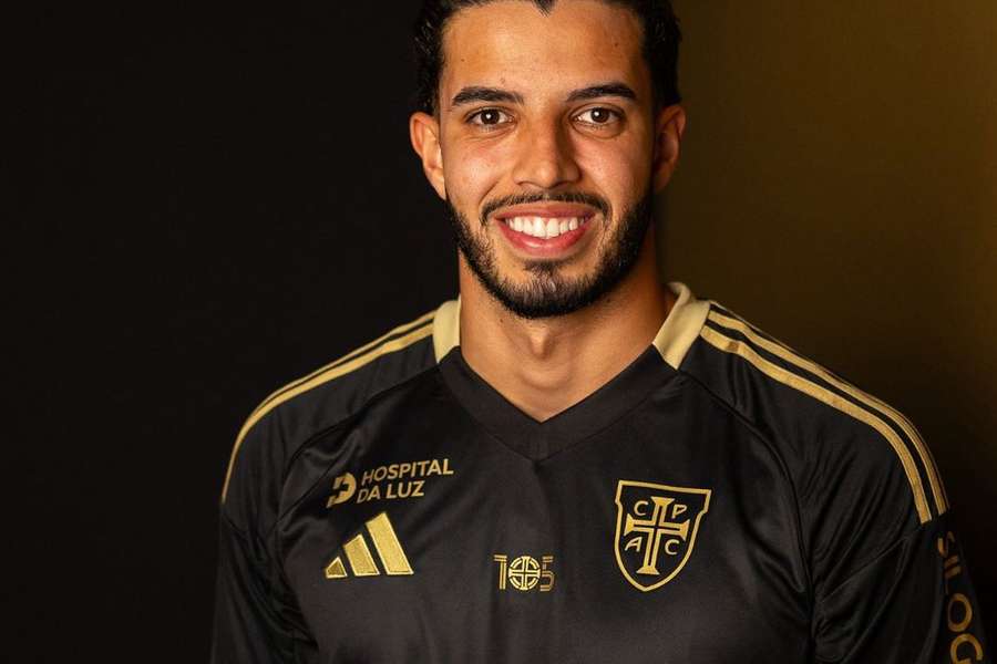 Camisola do Casa Pia com tons de dourado