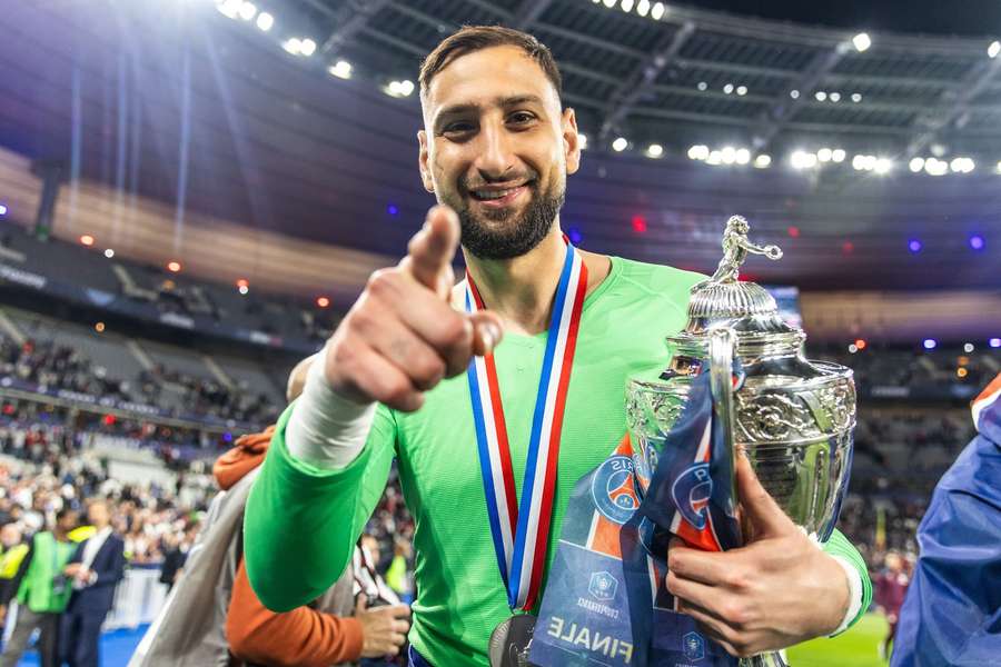 Gianluigi Donnarumma z PSG se raduje z trofeje Francouzského poháru. Gianluigi Donnarumma z PSG se raduje z trofeje Francouzského poháru.