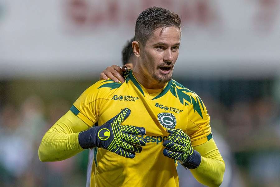 Tadeu marcou de pênalti na goleada do Goiás sobre a Chapecoense