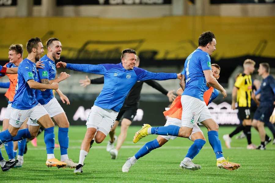 Jogadores do Klaksvik comemoram após a vitória nos penáltis sobre o Hacken 