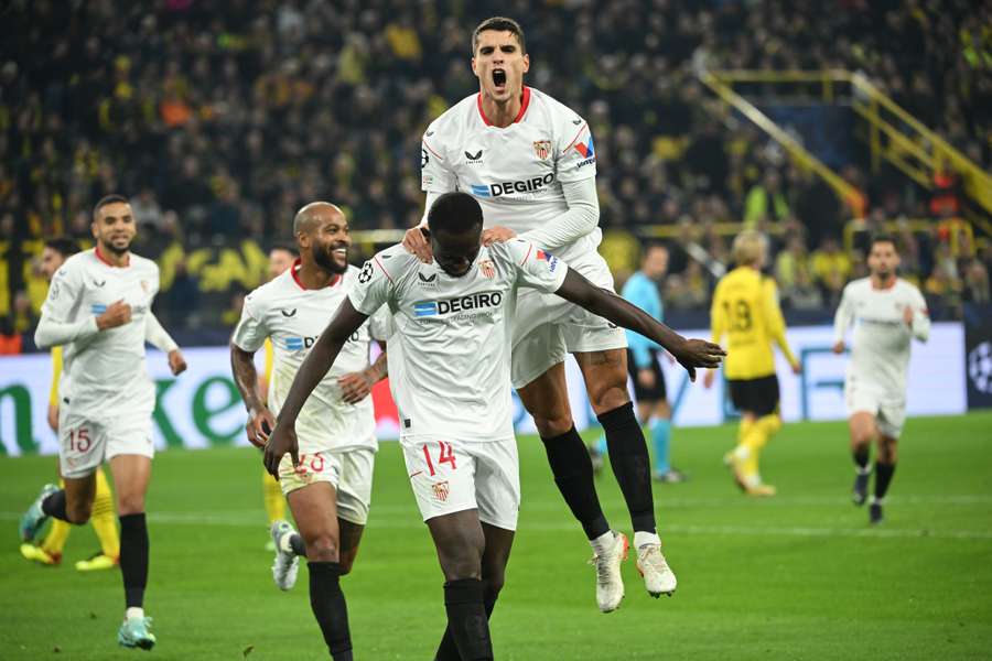 Nianzou, celebra un gol frente al Borussia Dortmund en la Champions League.