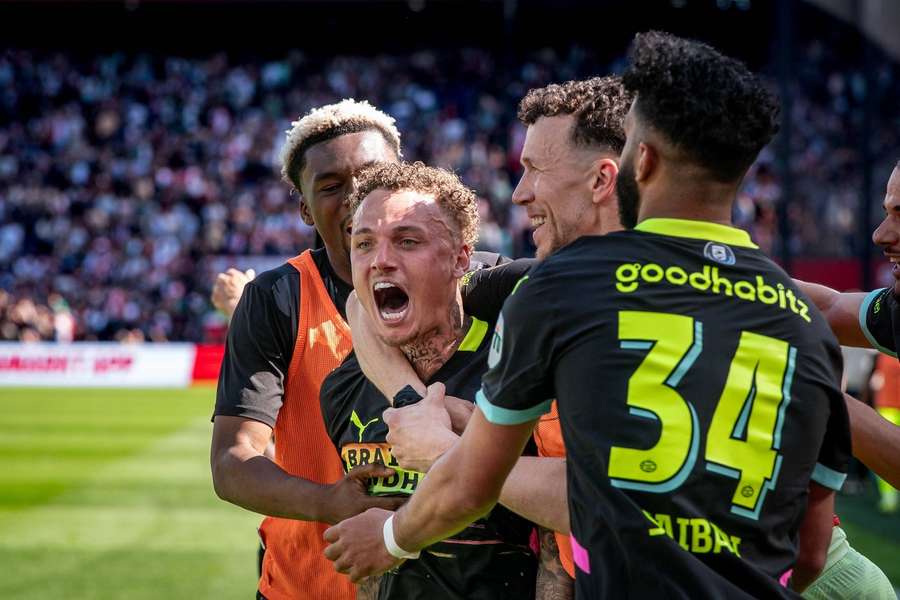 Noa Lang du PSV célèbre son but victorieux contre Feyenoord.