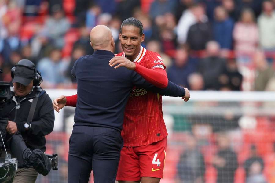 Arne Slot comemora com o capitão do Liverpool, Van Dijk
