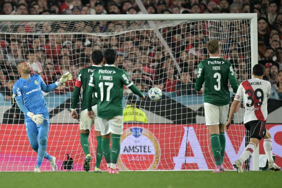 Palmeiras abofetea a River  