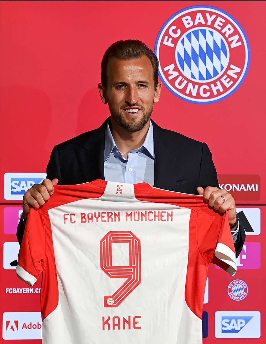 Harry Kane poses with his Bayern Munich shirt