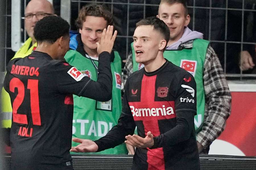 Leverkusen cruiser til sejr mod Wolfsburgs ti mand
