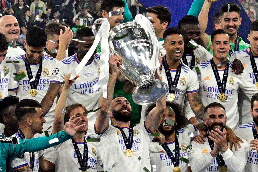 Karim Benzema, con la última Champions ganada por el Real Madrid