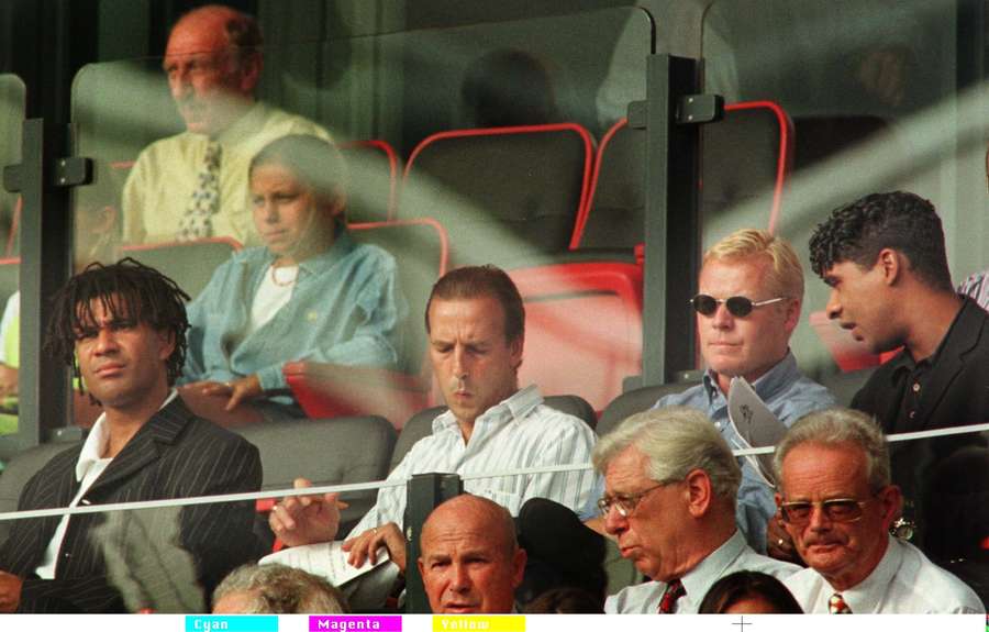 Johan Neeskens (tweede van links) en Ronald Koeman (rechts naast Neeskens) maken notities tijdens hun trainerscursus in De Kuip.