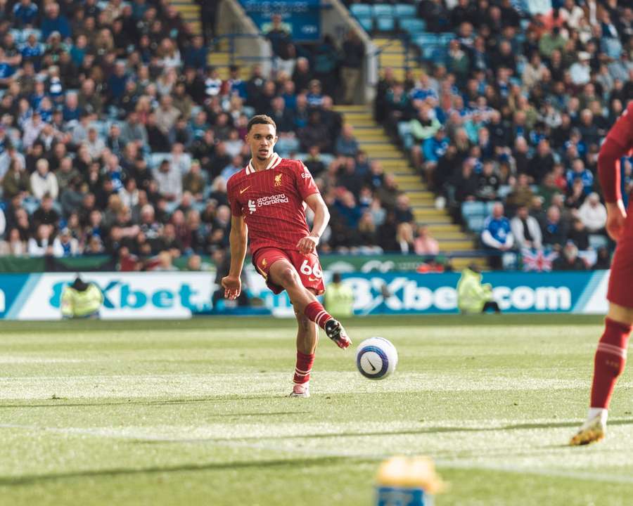 Trent Alexander-Arnold making a pass for Liverpool