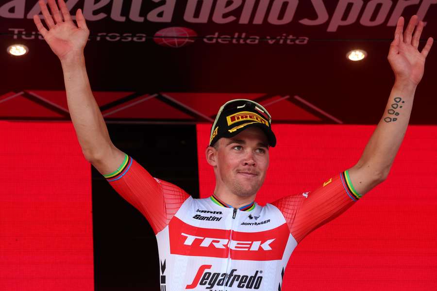 Pedersen celebra la victoria en la sexta etapa del Giro