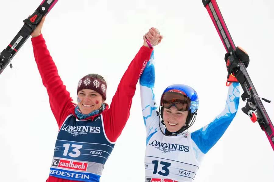 Johnsonová a Shiffrinová sú víťazkami kombinácie dvojíc.
