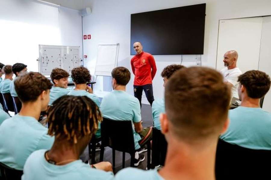 Roberto Martínez na visita à Seleção Nacional sub-17