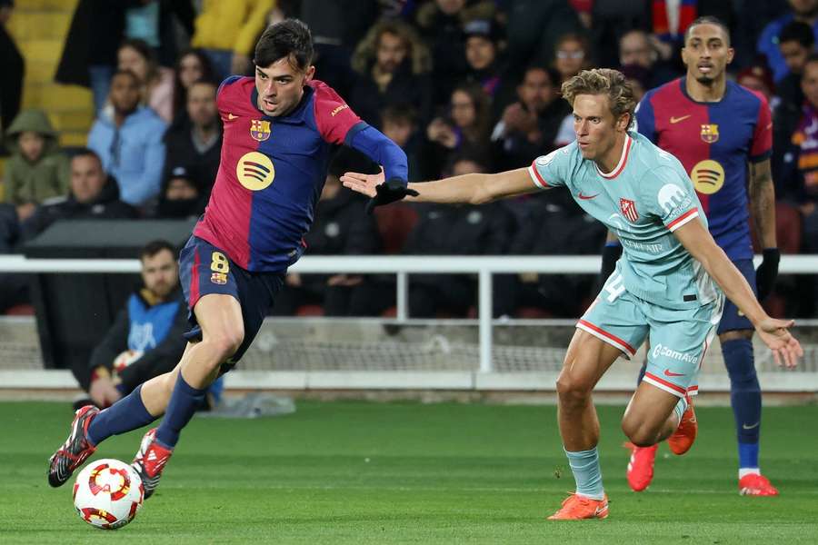 Pedri ante Marcos Llorente, con Raphinha en segundo plano en el Barça-Atleti de la pasada temporada Pedri ante Marcos Llorente, con Raphinha en segundo plano en el Barça-Atleti de la pasada temporada