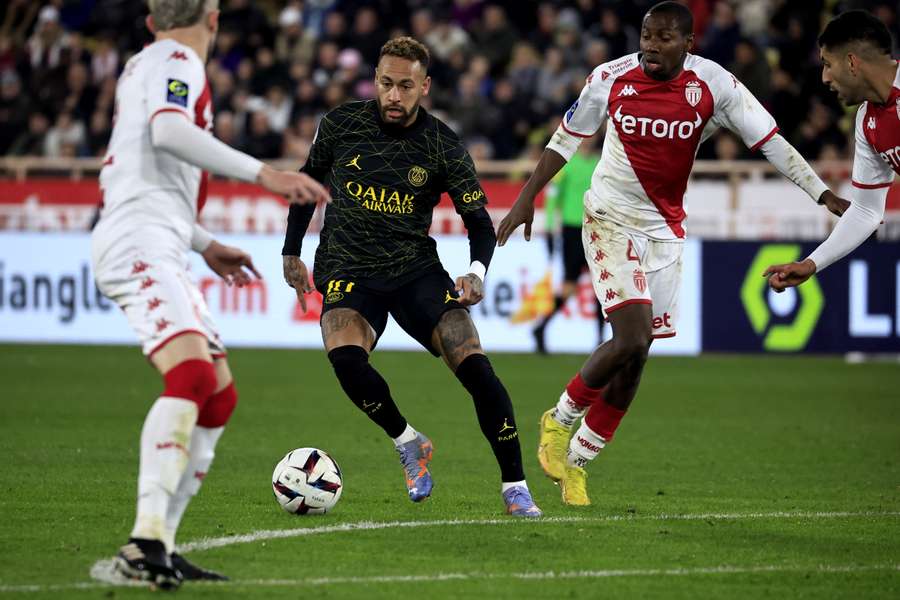 PSG pouco assustou o Monaco no duelo deste sábado