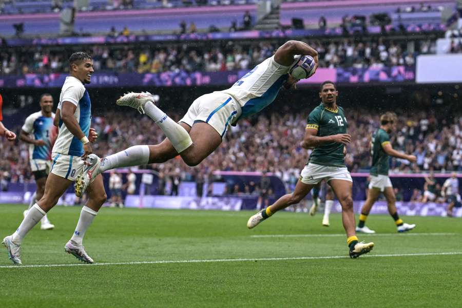 Jordan Sepho van Frankrijk scoort een try tijdens de halve finale rugby sevens wedstrijd tussen Zuid-Afrika en Frankrijk