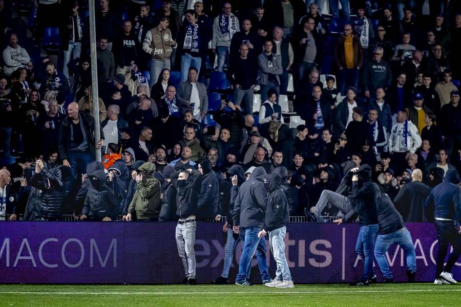 Hooligans van FC Den Bosch op het veld