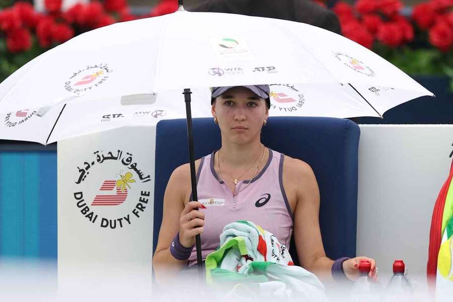 Eva Lys verbrachte einige Zeit unter dem Regenschirm.