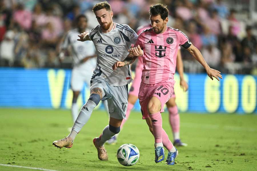 Messi disputa bola durante derrota para o Chicago Fire