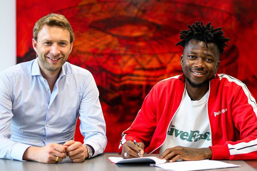 Edmond Tapsoba assina com o Bayer até 2028.