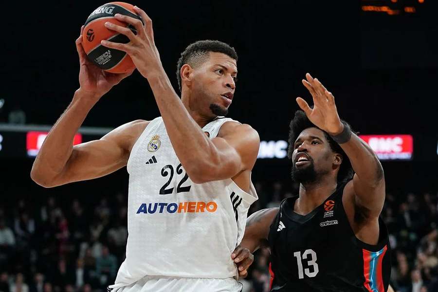 Edy Tavares a réalisé un match complet face à Paris avec 10 points, 14 rebonds et 3 contres. 