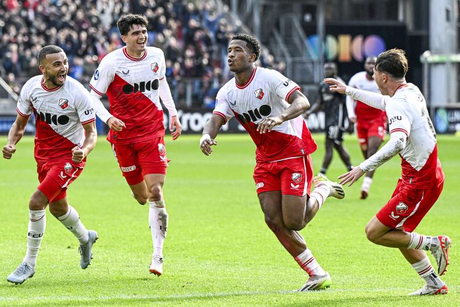 Ryan Flamingo (tweede van rechts) is de eerste speler van Utrecht die meerdere treffers voor zijn rekening nam