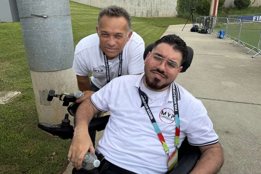 Manu Gutiérrez ao lado do pai no treino da seleção argentina em Miami Manu Gutiérrez ao lado do pai no treino da seleção argentina em Miami