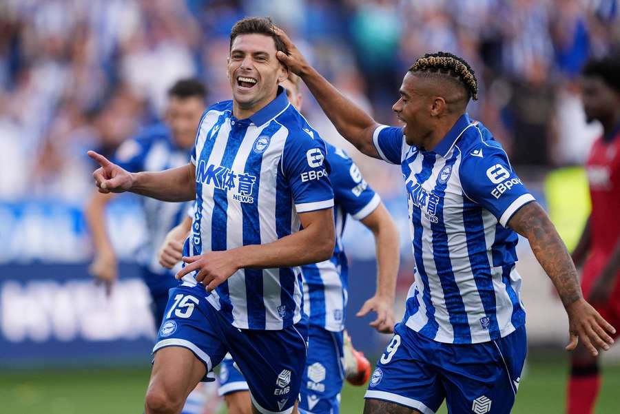 Lucas Boyé, autor de un triplete, felicitado por Mariano Lucas Boyé, autor de un triplete, felicitado por Mariano