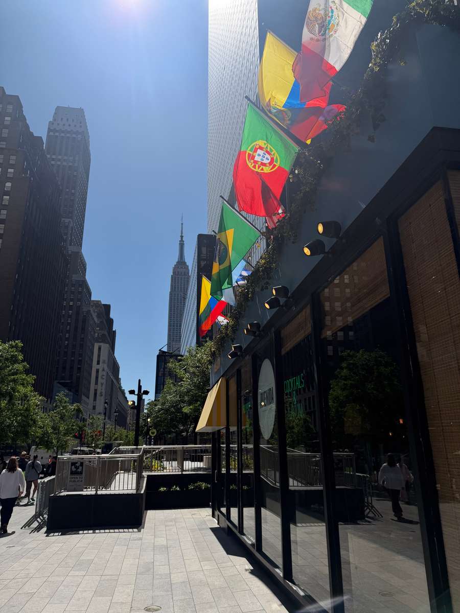 Restaurante próximo ao Garden com bandeiras dos países da Copa do Mundo
