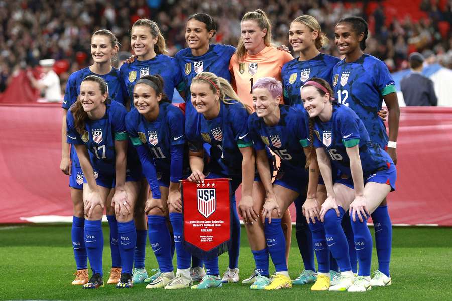 United States players posing for a team group photo 