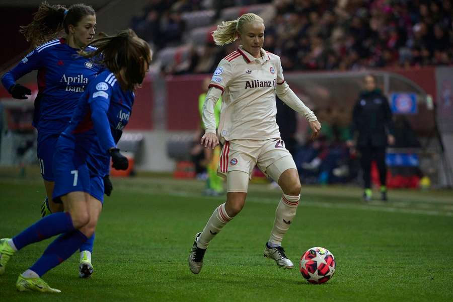 Pernille Harder i aktion mod Vålerenga i Champions League