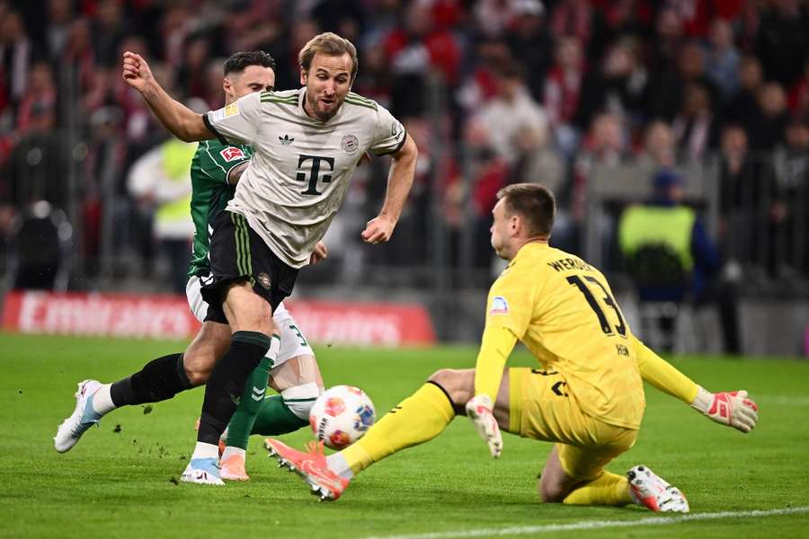Karl Hein (r.) zeigte einige starke Paraden für Werder Bremen beim FC Bayern.