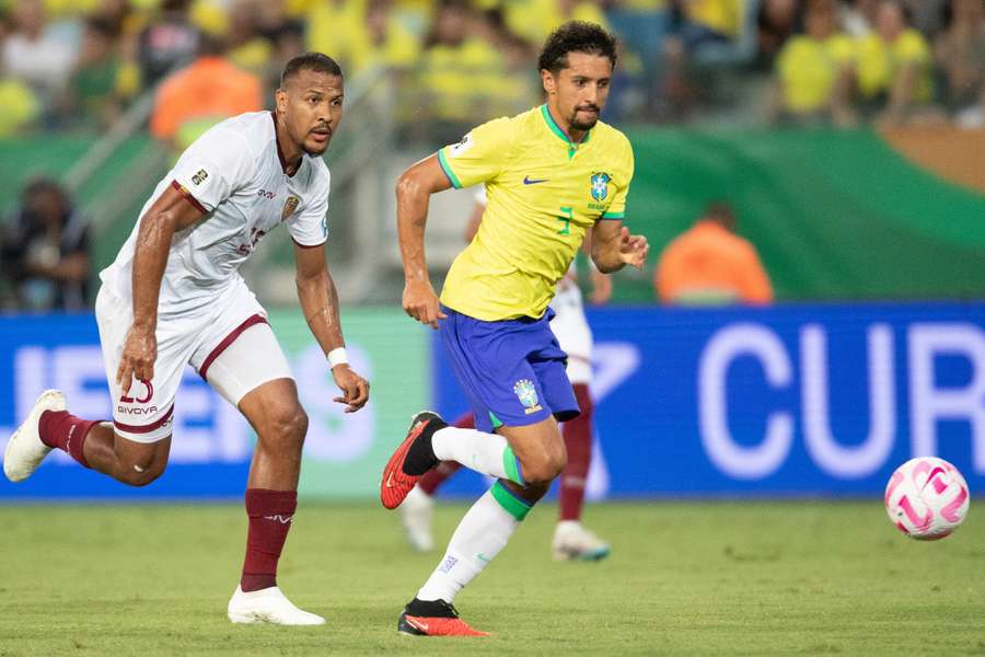 Marquinhos, frente a Salomon Rondon, no jogo Brasil-Venezuela