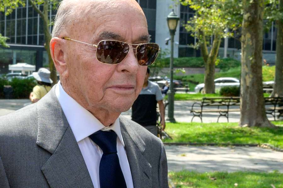 Joe Lewis, saliendo de los juzgados de Manhattan Joe Lewis, saliendo de los juzgados de Manhattan