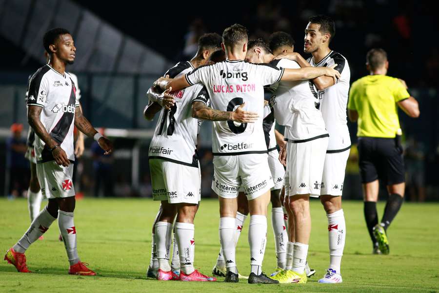 Vasco definiu o jogo na reta final do segundo tempo