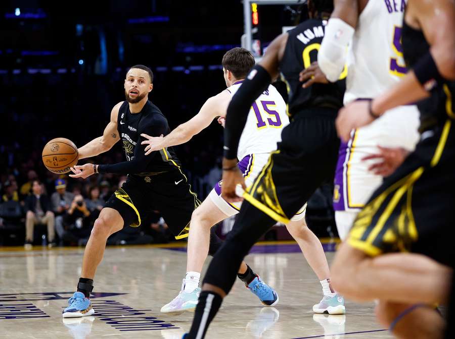 Stephen Curry voltou a jogar em derrota para os Lakers