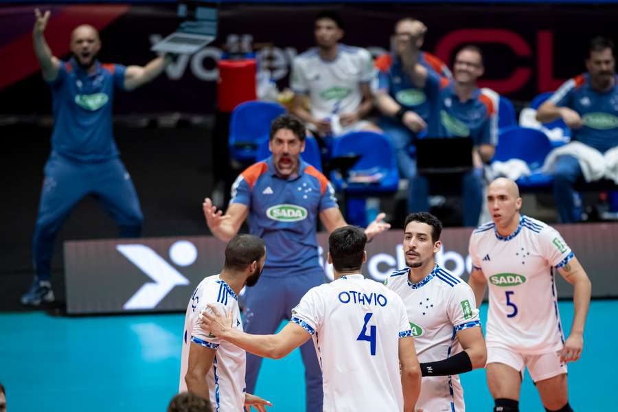 Jogadores do Sada Cruzeiro celebram ponto marcado contra o time iraniano