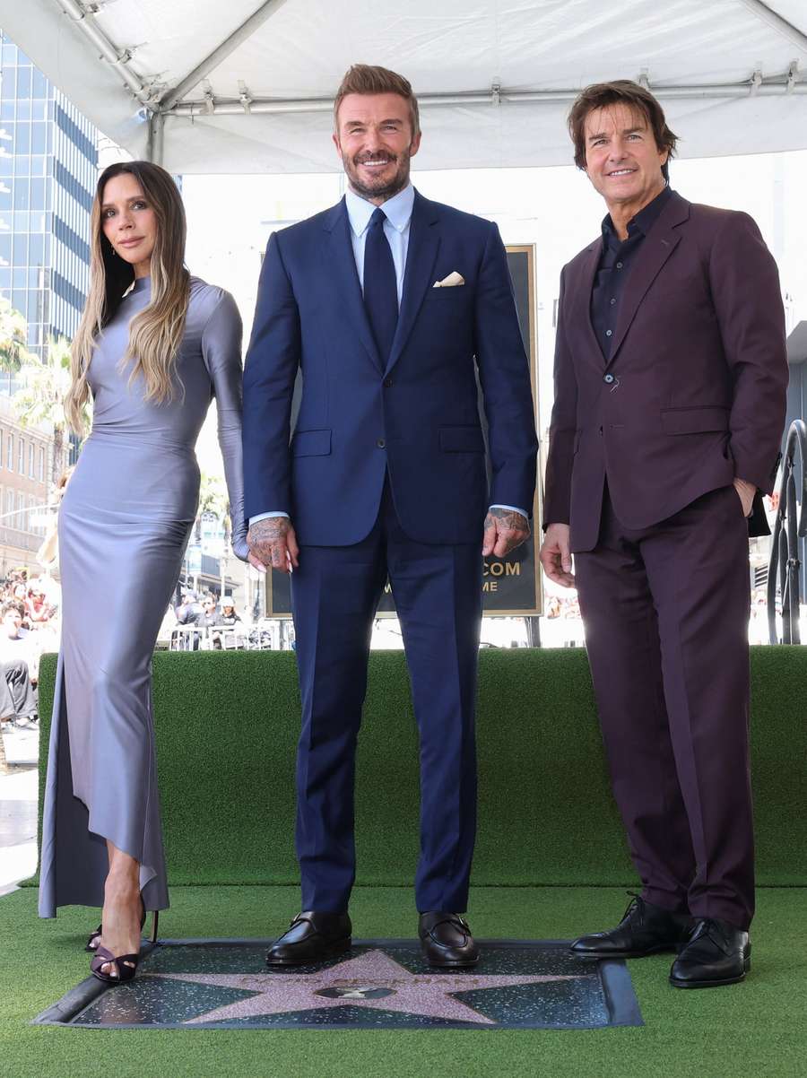 David Beckham, escoltado por su mujer, Victoria, y por Tom Cruise