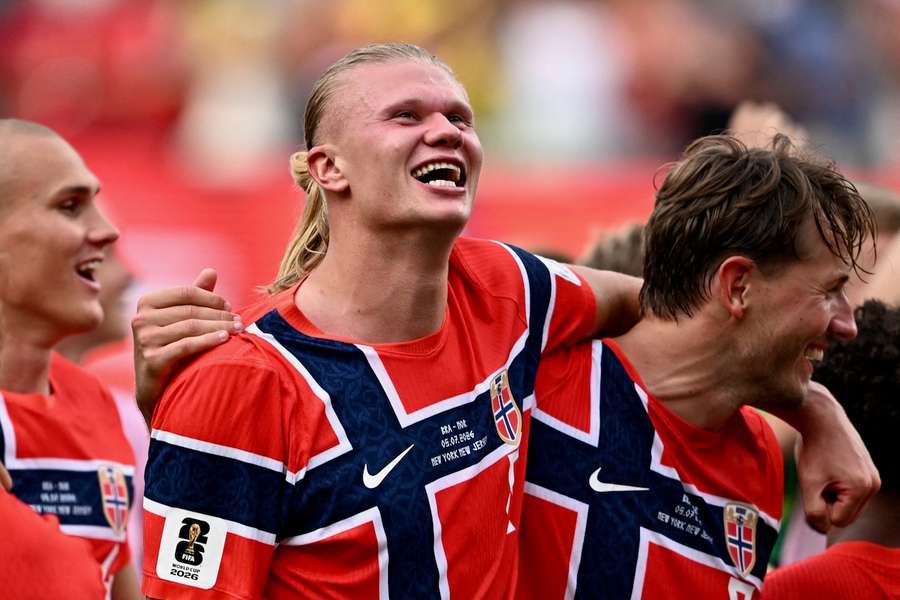Erling Haaland bejubelt den norwegischen Sieg im WM-Achtelfinale gegen Brasilien. Erling Haaland bejubelt den norwegischen Sieg im WM-Achtelfinale gegen Brasilien.