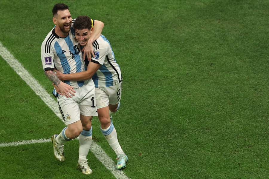 Leo Messi et Julián Álvarez durant la rencontre face à la Croatie. Leo Messi et Julián Álvarez durant la rencontre face à la Croatie.