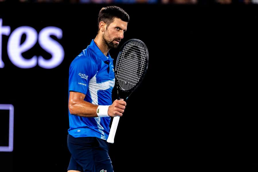Novak Djokovič na postup znovu potřeboval čtyři sety. 