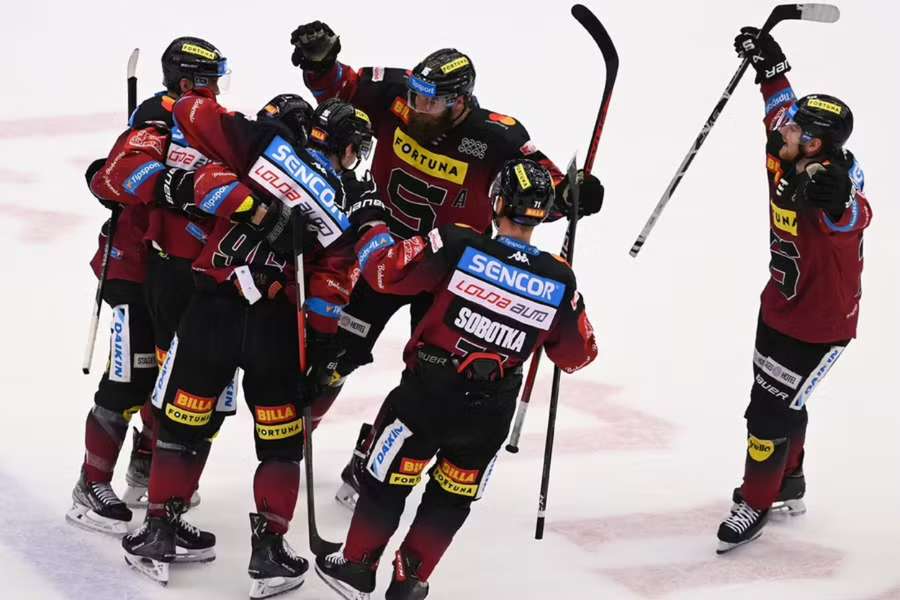 Hokejisti Sparty vyhrali úvodný duel na ľade Třinca.