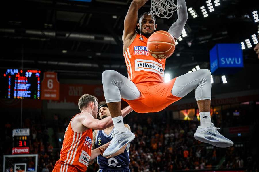 Karim Jallow von Ulm beim Dunk