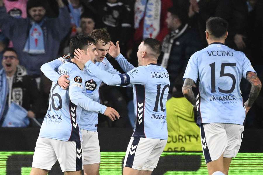 Swedberg, felicitado por sus compañeros tras marcar el gol ante el Paok