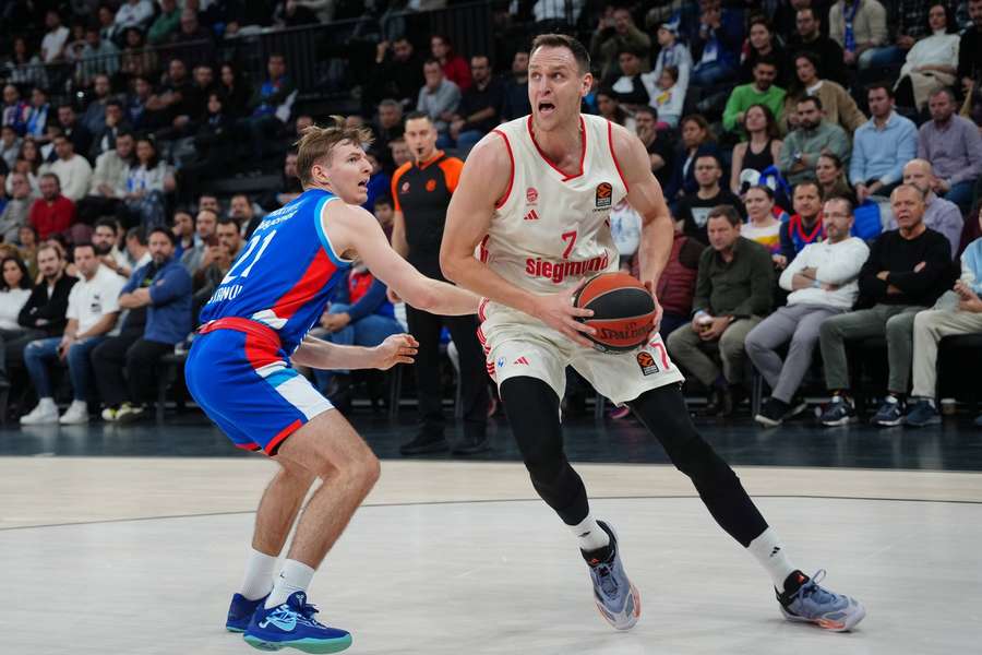 Bayern-Profi Johannes Voigtmann (r.) im Duell mit Istanbuls Justus Hollatz.