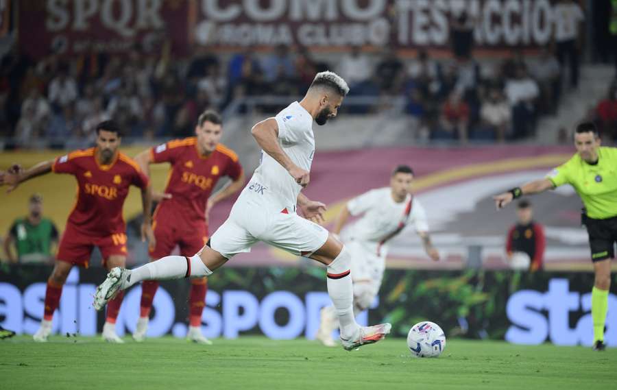 Olivier Giroud fez gol de pênalti contra a Roma