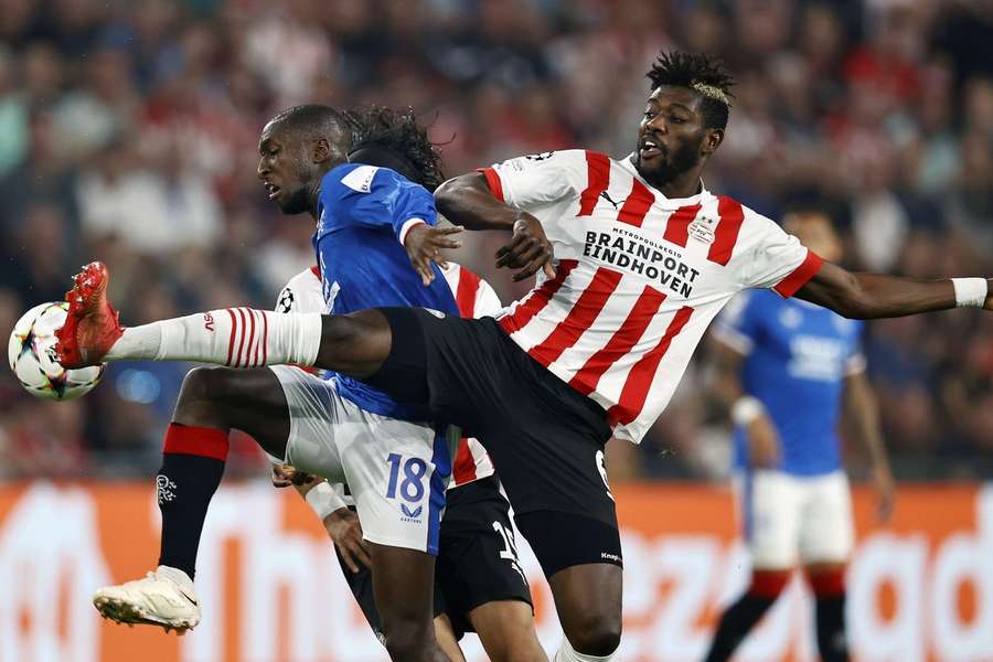 PSV's Ibrahim Sangare in duel met Rangers' Glen Kamara tijdens de play-offwedstrijd op 24 augustus 2022