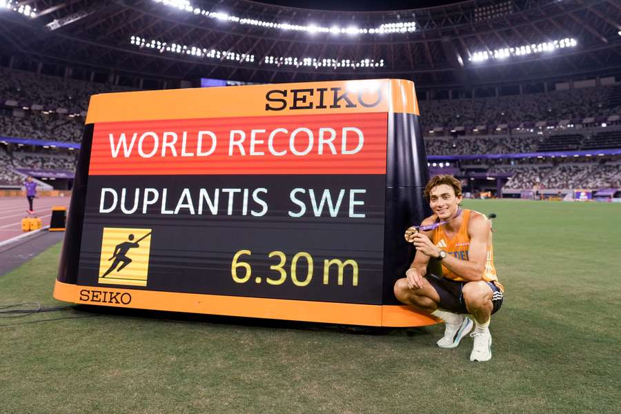 Duplantis, con su medalla de oro y su nuevo récord mundial