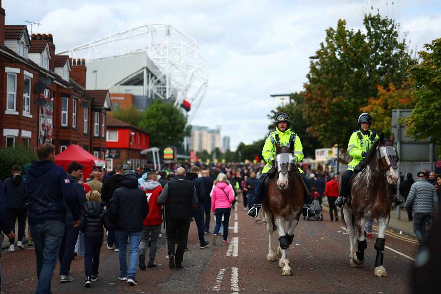 Polícia à porta de Old Trafford